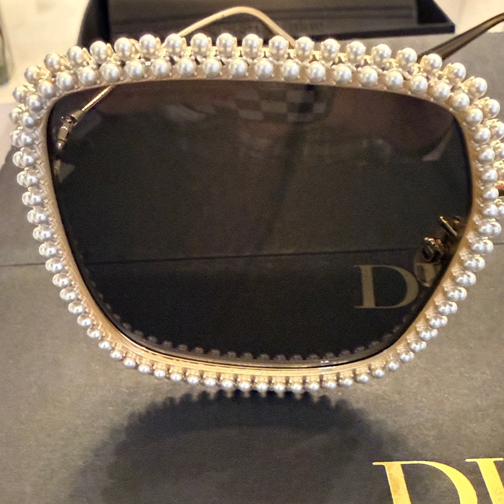 DIOR MissDior S2U Pearl Sunglasses - Picture 2 of 16